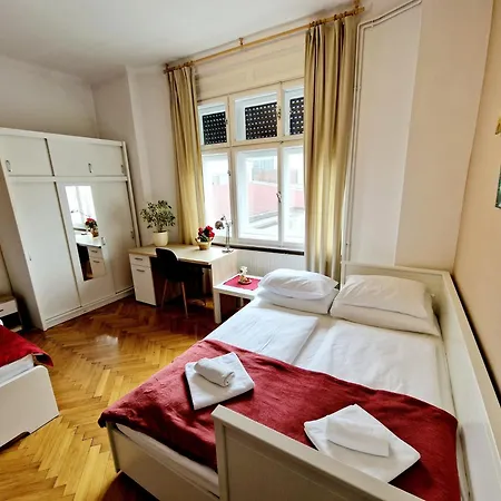 Teslova Bed and Breakfast 3*