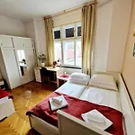 Teslova Bed & Breakfast 3*