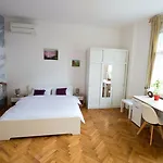Teslova Nočitev z zajtrkom