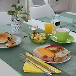 Teslova Bed & Breakfast 3*