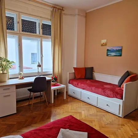 Bed and breakfast Teslova 3*