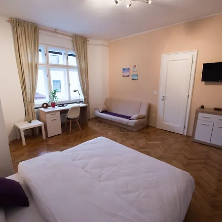 Teslova Nočitev z zajtrkom