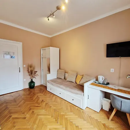 Couette-café Teslova 3*