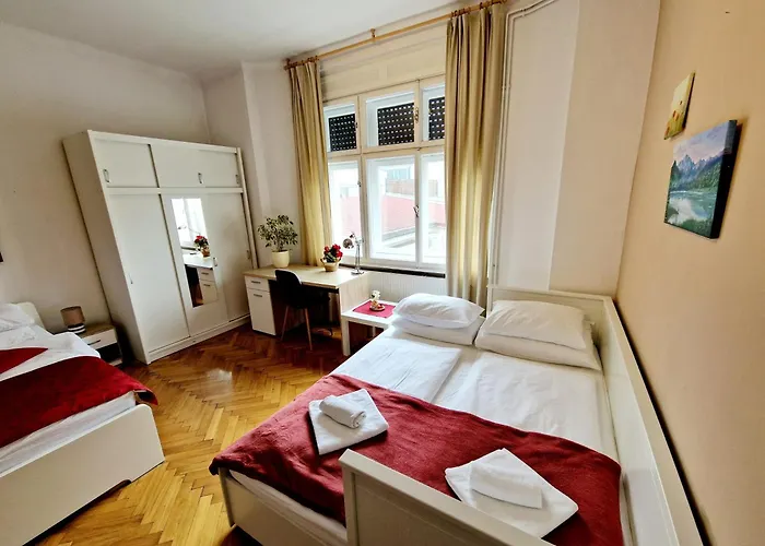 Teslova Bed and Breakfast 3*