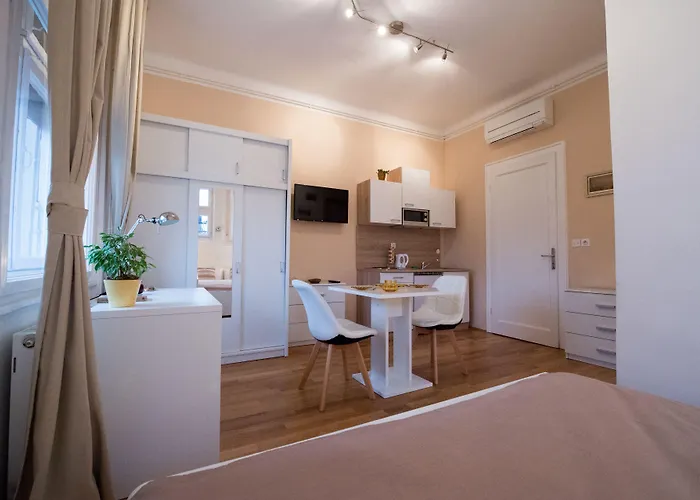 Bed and Breakfast Teslova 3*