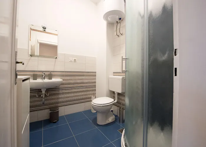 Teslova Bed and Breakfast 3*